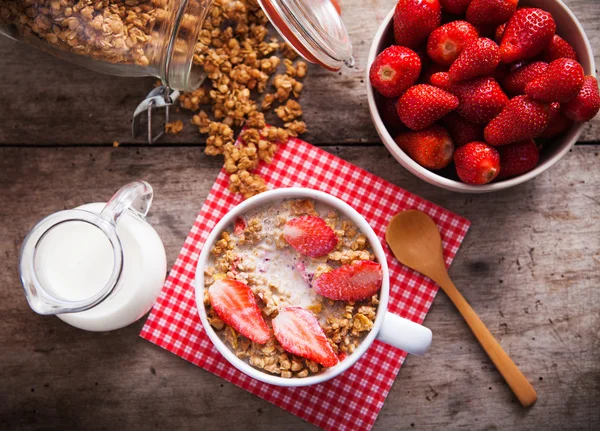 Desayuno saludable con granola y fresa — Foto de Stock