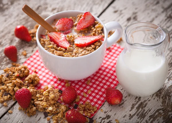 Desayuno saludable con granola y fresa — Foto de Stock