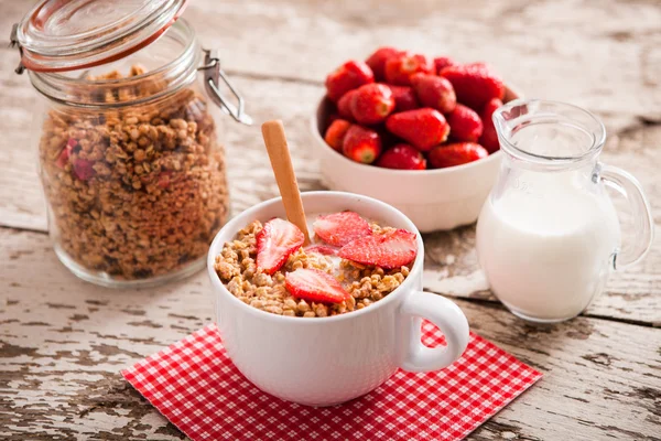 Desayuno saludable con granola y fresa — Foto de Stock