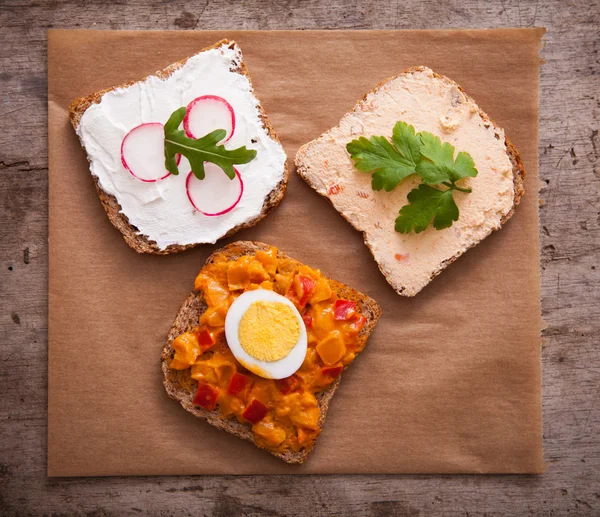 Fresh homemade meal with bread and vegetarian spread — Stockfoto