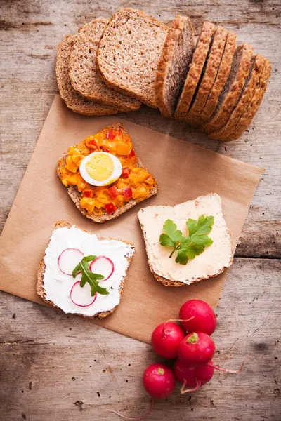 Fresh homemade meal with bread and vegetarian spread — Stockfoto