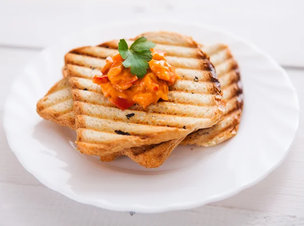 Fresh vegetarian toast for breakfast — Stockfoto