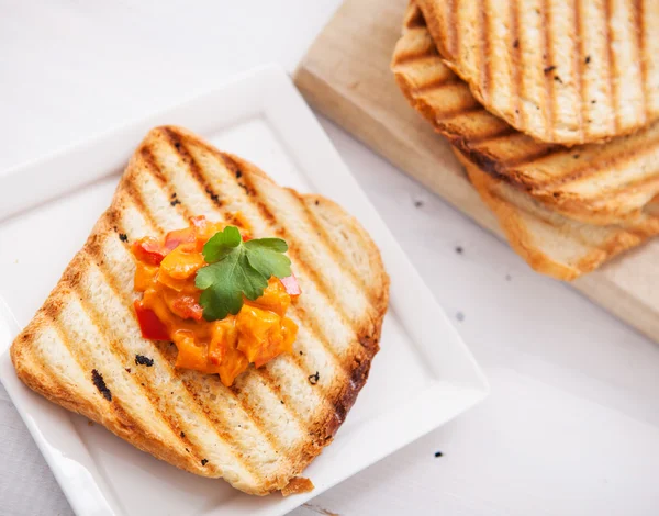 Fresh vegetarian toast for breakfast — Stockfoto
