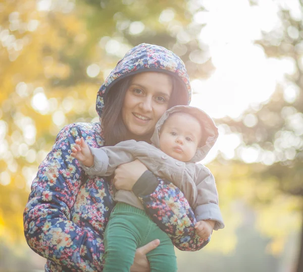 Retrato al aire libre de familia feliz — Foto de Stock