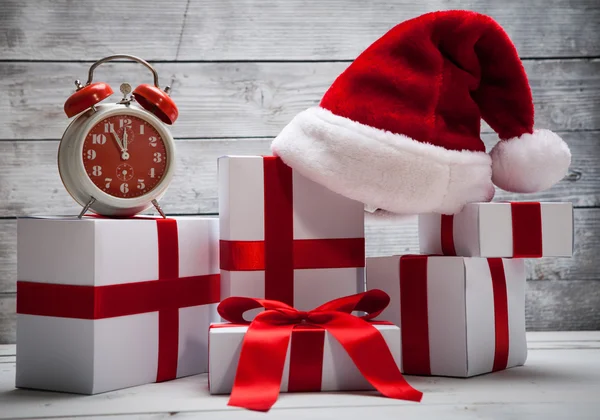 Pile de cadeaux de Noël blancs, avec chapeau santa claus — Photo