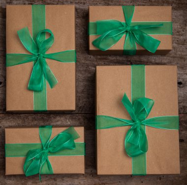 Kahverengi kağıt ve yeşil şerit ile Noel hediye kutusu görüntüler