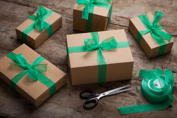 Christmas gifts box presents with brown paper and green ribbon — Stock Photo, Image