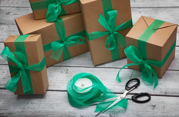 Christmas gifts box presents with brown paper and green ribbon — Stock Photo, Image