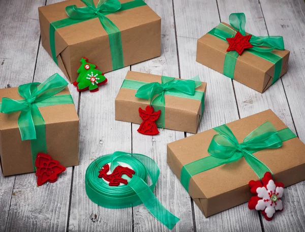 Christmas gifts box presents with brown paper and green ribbon — Stock Photo, Image