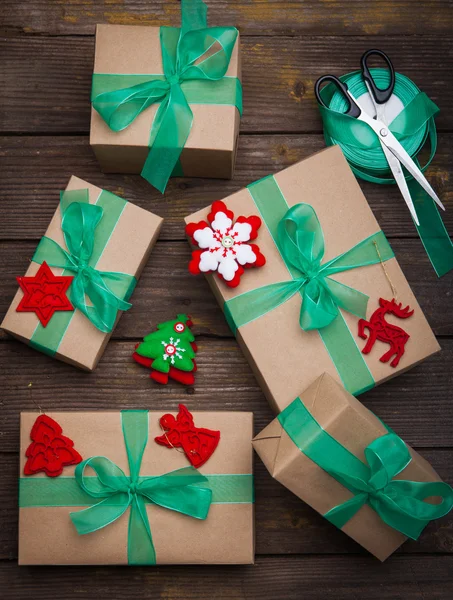 Christmas gifts box presents with brown paper and green ribbon — Stock Photo, Image
