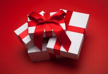Kırmızı arka planda noel hediyesi