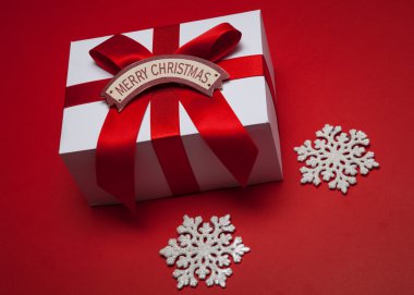 Noel hediyesi Kırmızı yay ve neşeli Noel kartı ile