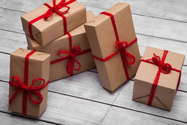 Pila de cajas de regalo artesanales de Navidad — Foto de Stock