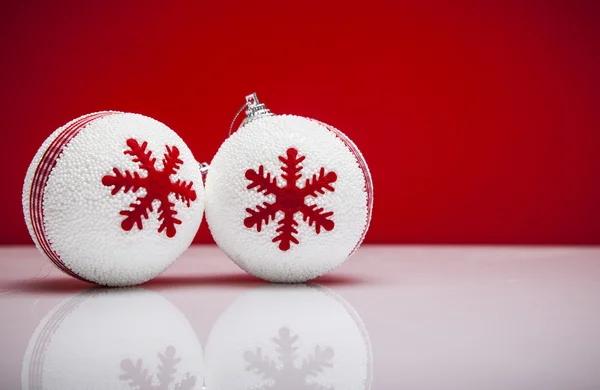 Weihnachten Hintergrund mit einem weißen Ornament — Stockfoto