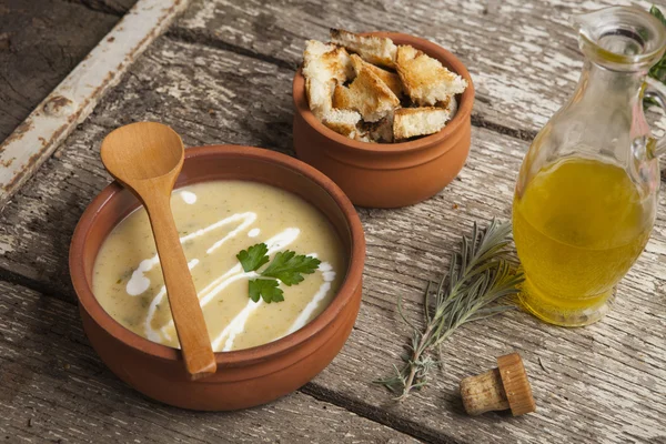 Zelfgemaakte crème soep in een kom — Stockfoto