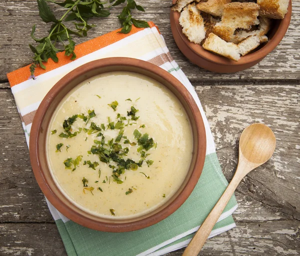 Zelfgemaakte crème soep in een kom — Stockfoto