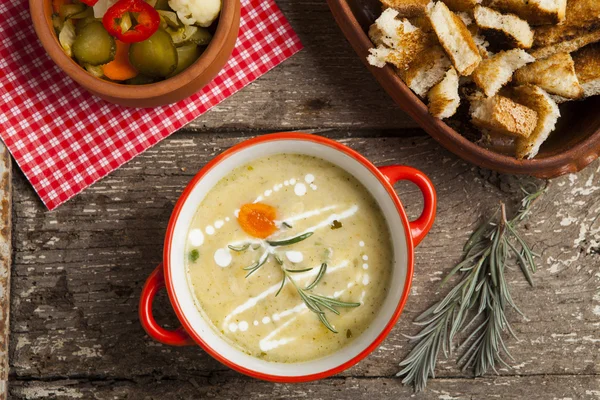 Домашній крем-суп в мисці — стокове фото