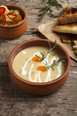 bir kase içinde ev yapımı krem çorba
