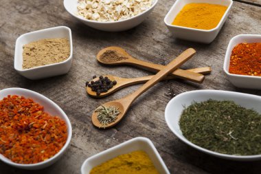 Kaşık ve kase toz baharat