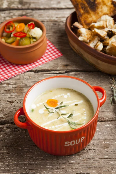 Zelfgemaakte crème soep in een kom — Stockfoto