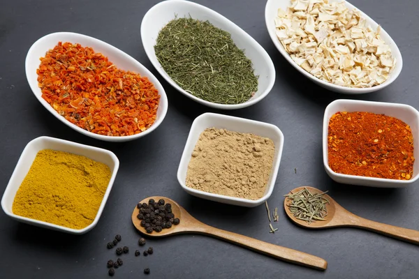 Kaşık ve kase toz baharat