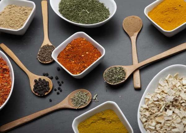 Kaşık ve kase toz baharat