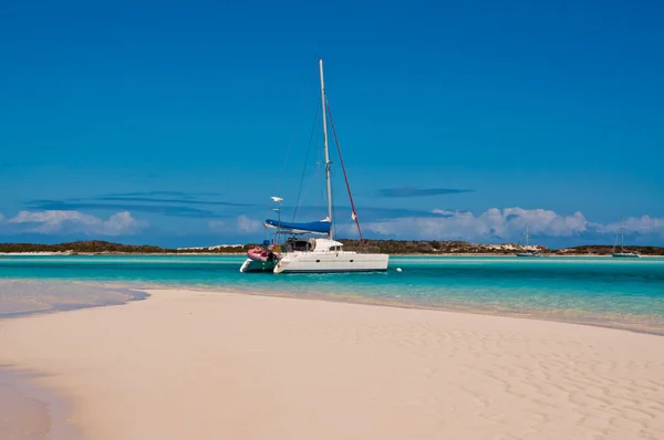 Verankerd zeilboot — Stockfoto