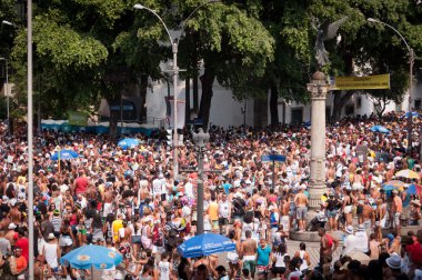 Thousands of revellers on Rio's largest carnival