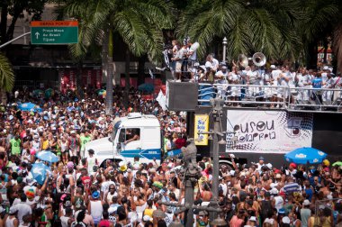 Thousands of revellers on Rio's largest carnival