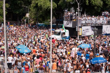 Thousands of revellers on Rio's largest carnival