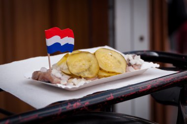 Geleneksel taze salamura ringa balığı