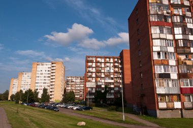 Apartmanlar yeşil ağaçlar ile
