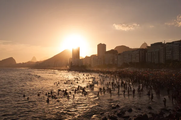 Kalabalık Copacabana Plajı — Stok fotoğraf