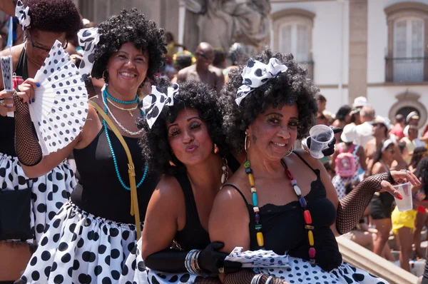 Revellers en trajes se apoderan de las calles del centro de la ciudad en el carnaval más grande de Río — Foto de Stock