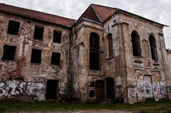 Edificio viejo abandonado — Foto de Stock