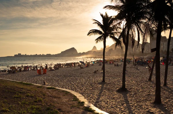 Playa de Copacabana abarrotada — Foto de Stock