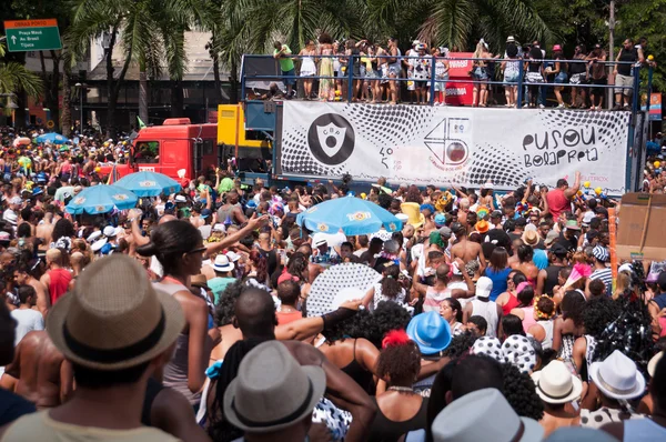 Migliaia di festaioli nel più grande carnevale di Rio — Foto Stock