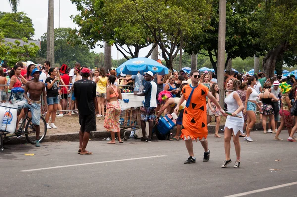 I viaggiatori in costume si impossessano delle vie del centro della città nel più grande carnevale di Rio — Foto Stock
