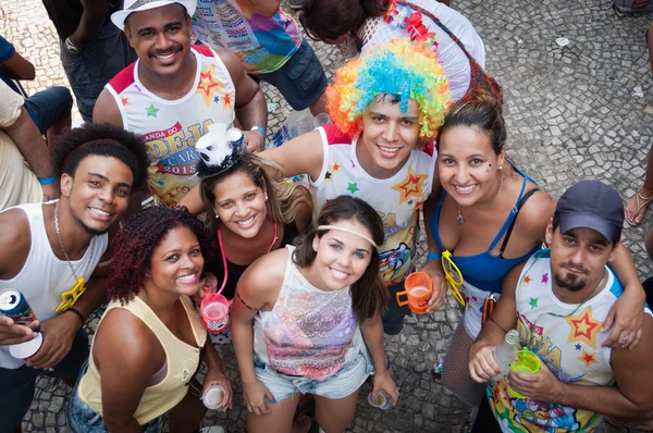 Revellers en trajes se apoderan de las calles del centro de la ciudad en el carnaval más grande de Río — Foto de Stock