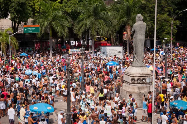 Miles de juerguistas en el carnaval más grande de Río — Foto de Stock