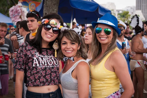 Reveladores em trajes assumem as ruas do centro da cidade no maior carnaval do Rio — Fotografia de Stock