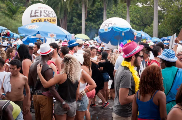 I viaggiatori in costume si impossessano delle vie del centro della città nel più grande carnevale di Rio — Foto Stock