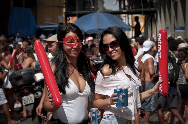 Reveladores em trajes assumem as ruas do centro da cidade no maior carnaval do Rio — Fotografia de Stock