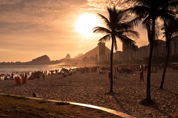 Playa de Copacabana abarrotada — Foto de Stock