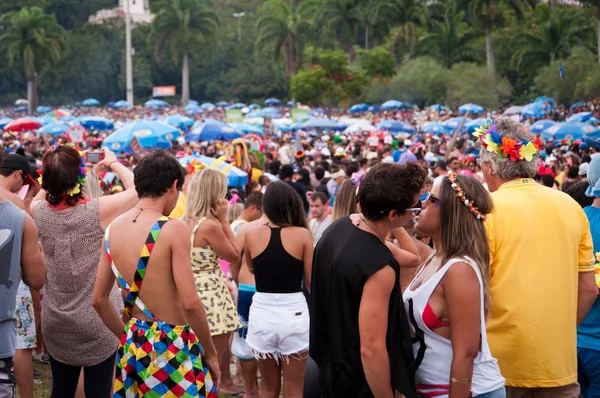 Reveladores em trajes assumem as ruas do centro da cidade no maior carnaval do Rio — Fotografia de Stock