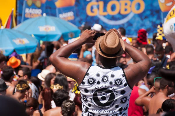Reveladores em trajes assumem as ruas do centro da cidade no maior carnaval do Rio — Fotografia de Stock