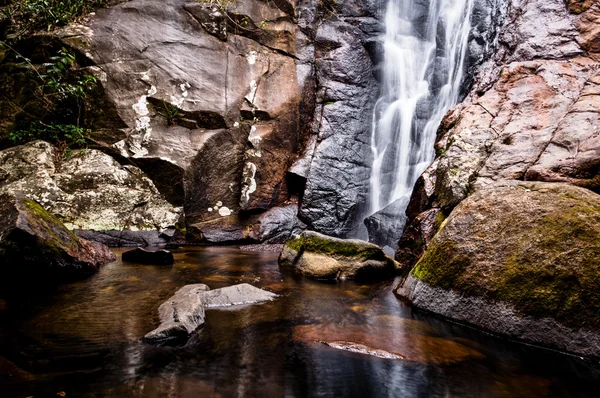 Waterfall on brown rocks — Stock Photo, Image