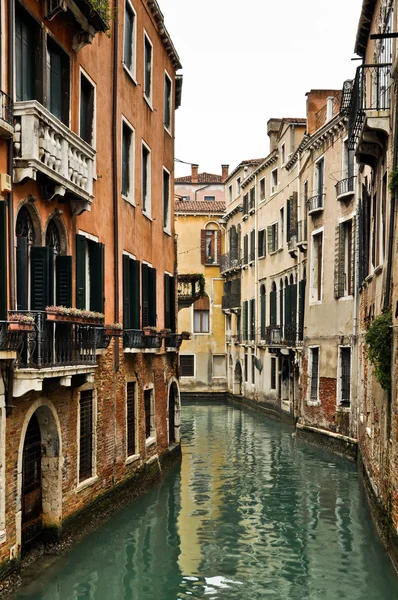 Canal y Casas Históricas en Venecia — Foto de Stock