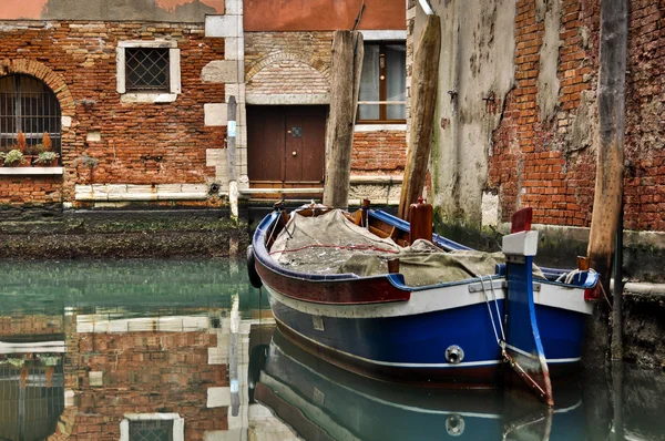 Canal. barco y Casas Históricas en Venecia — Foto de Stock