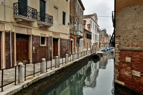 Canal et maisons historiques à Venise — Photo